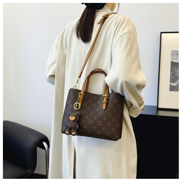 Large capacity Boston bag for women; fashionable handbag with pillow design; new style for 2025.